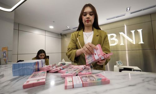 Karyawan PT Bank Negara Indonesia (Persero) Tbk sedang menyiapkan uang tunai. 