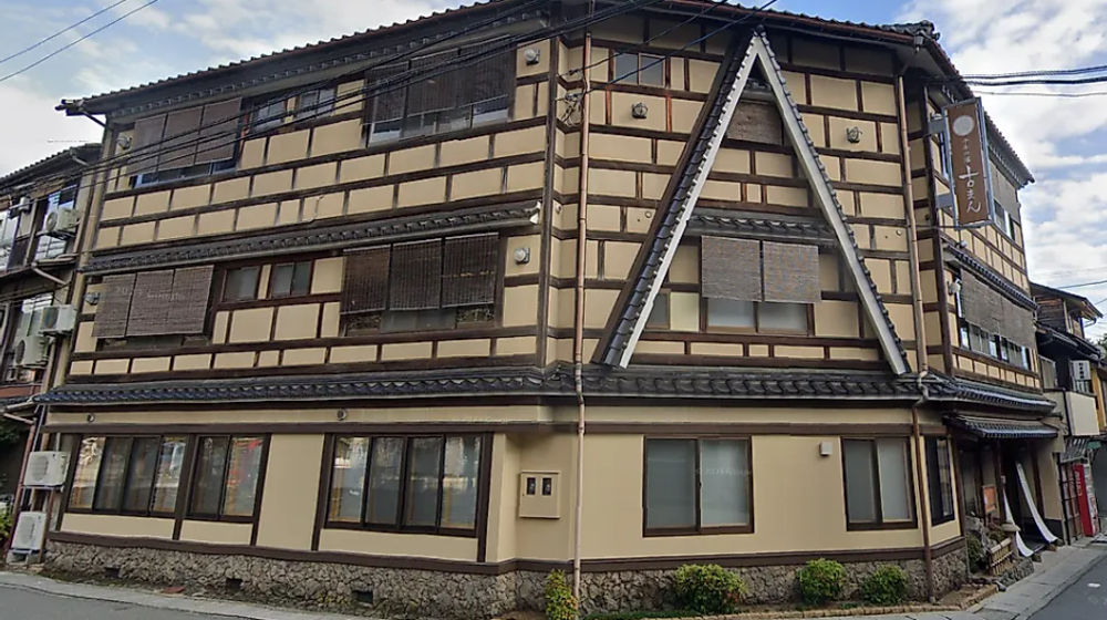 Nishiyama Onsen Keiunkan, hotel tertua di dunia, terletak di Hayakawa, Prefektur Yamanashi, Jepang.