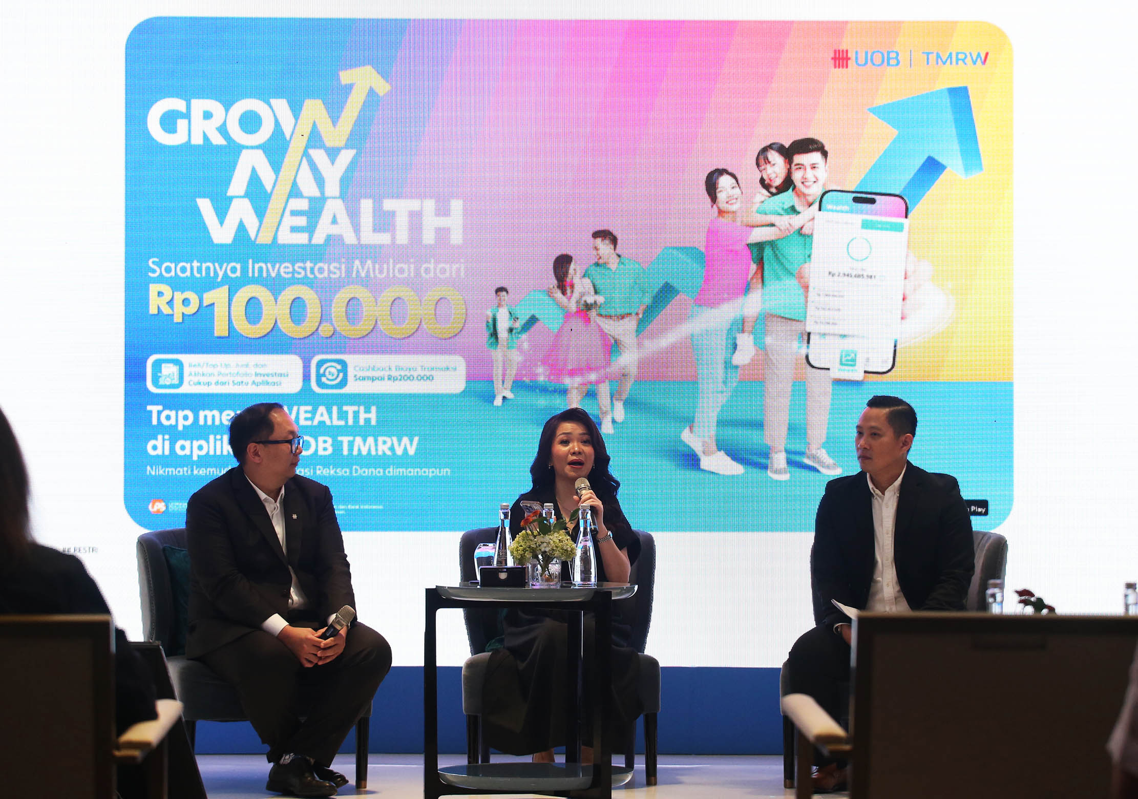 Chief ASEAN Economist UOB Enrico Tanuwidjaja bersama Head of Deposit and Wealth Management UOB Indonesia Vera Margaret saat diskusi dalam acara Media Literacy Circle bertajuk “Investasi via Digital: Strategi Kelas Menengah di Tengah Biaya Hidup Tinggi serta Gejolak Pasar” di Jakarta. Selasa 11 Maret 2025. Foto : Panji Asmoro/TrenAsia