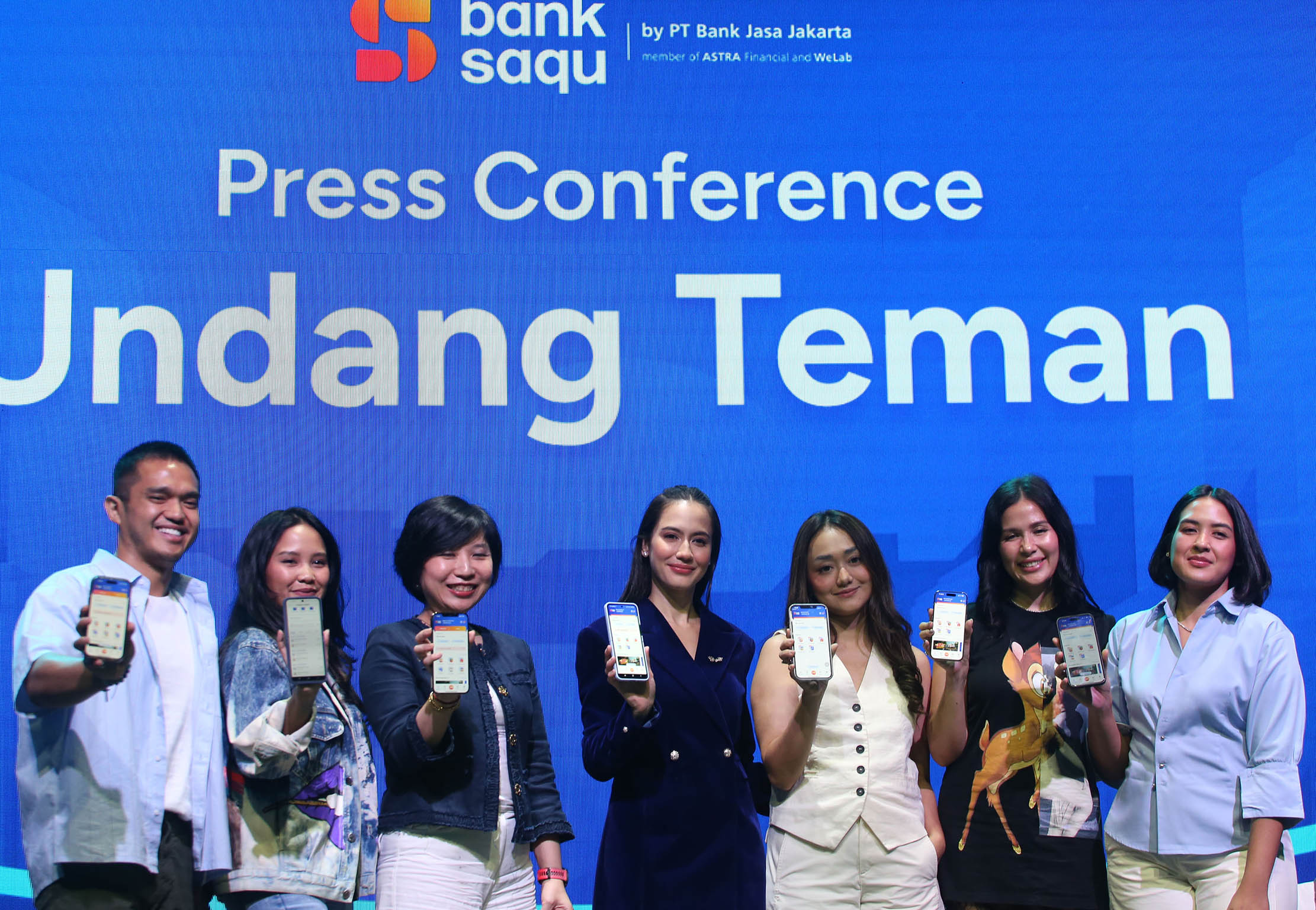 Chief Digital Business Officer PT Bank Jasa Jakarta, Angela Lew Dermawan bersama Brand Ambassador Bank Saqu, Pevita Pearce saat peluncuran fitur terbaru Bank Saqu yakni "Undang Teman" di Jakarta. Rabu 12 Maret 2025. Foto : Panji Asmoro/TrenAsia