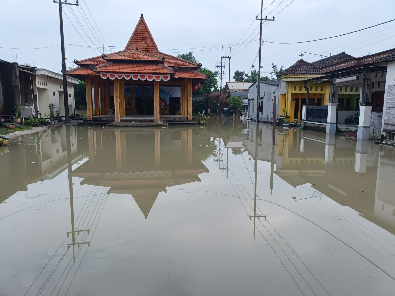 Banjir yang melanda Dusun Badas Desa Bareng Krajan, Krian, pada Sabtu dan Minggu (15-16/3/2025)