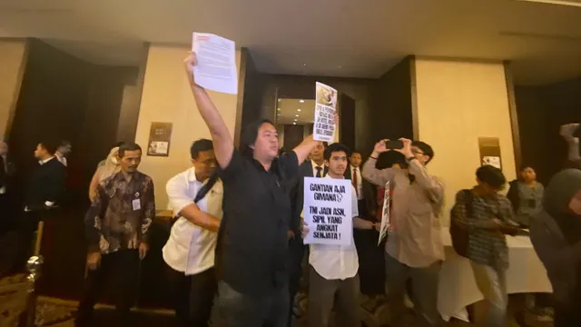 Koalisi Masyarakat Sipil Reformasi Sektor Keamanan masuk ke ruang rapat Panja DPR RI yang membahas revisi UU TNI di Hotel Fairmont, Sabtu, 15 Maret 2025. 