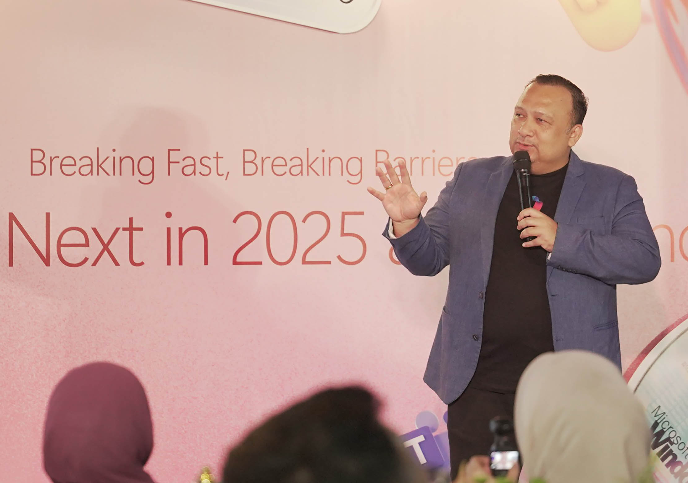 Presiden Direktur Microsoft Indonesia Dharma Simorangkir saat diskusi dan buka puasa bersama bertajuk “Breaking Fast, Breaking Barriers: What’s Next in 2025 and Beyond” di Jakarta. Foto : Panji Asmoro/TrenAsia