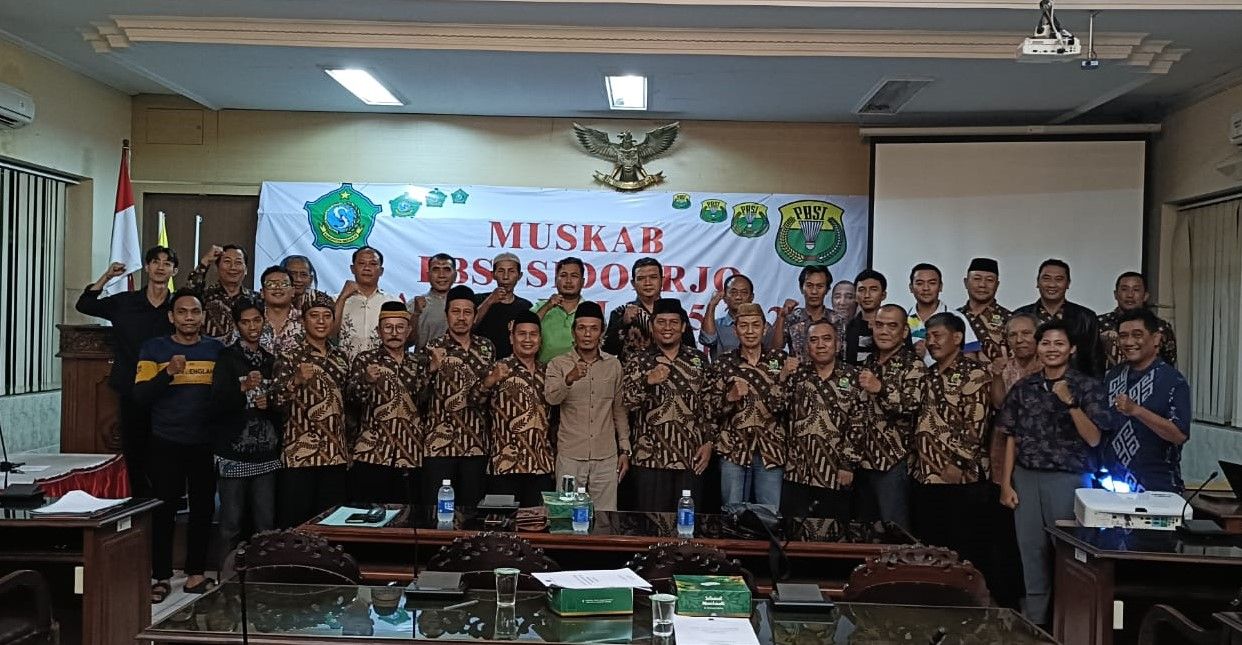 Gus Peyek (tengah) setelah terpilih sebagai Ketum PBSI Sidoarjo 2025-2029