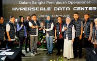  Dirut Telkom Ririek Adriansyah menyerahkan cinderamata kepada Ketua Komisi 6 DPR RI, Anggia Ermarini saat berkunjung ke HDC Cikarang milik NeutraDC
