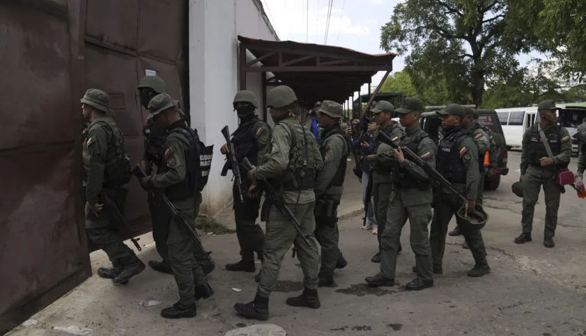 Tentara menyerbu Pusat Penjara Tocorón, tempat geng Tren de Aragua berasal, di Tocorón, Venezuela, 20 September 2023.