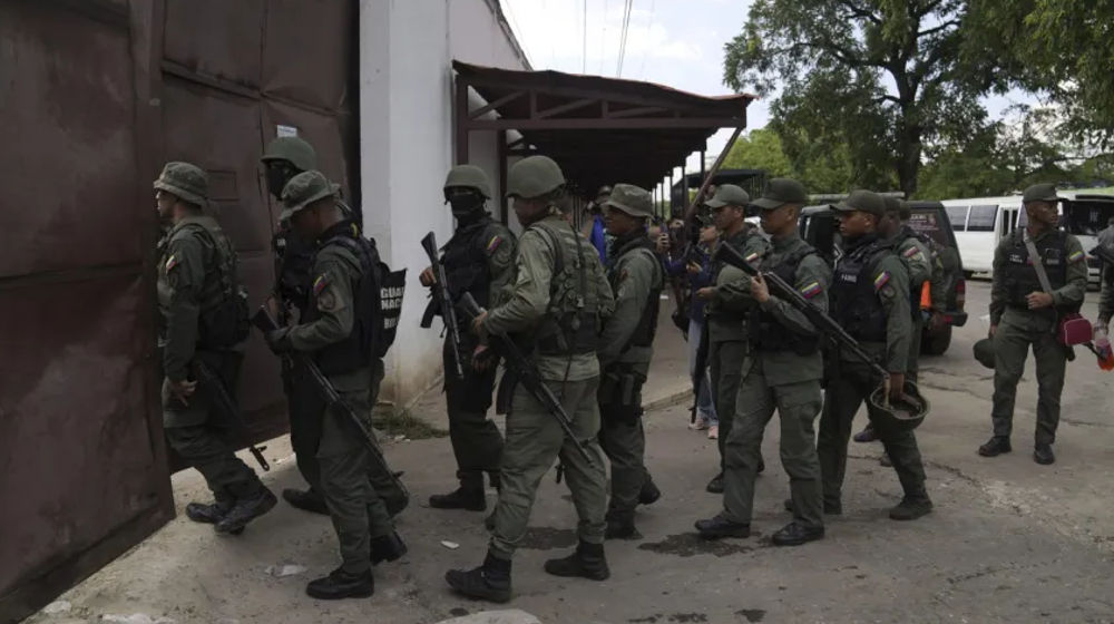 Tentara menyerbu Pusat Penjara Tocorón, tempat geng Tren de Aragua berasal, di Tocorón, Venezuela, 20 September 2023.
