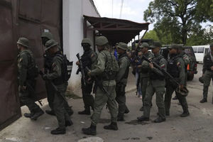 Tentara menyerbu Pusat Penjara Tocorón, tempat geng Tren de Aragua berasal, di Tocorón, Venezuela, 20 September 2023.