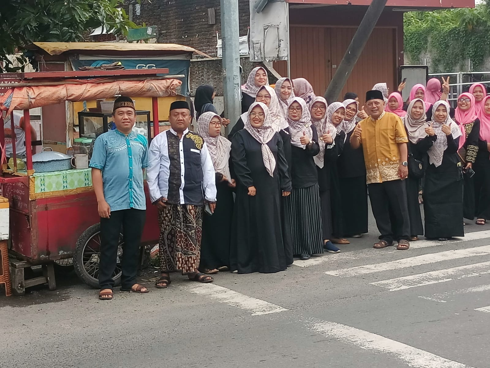 Acara bagi takjil yang dilakukan guru dan siswa SDN Kebraon 2 Kota Surabaya