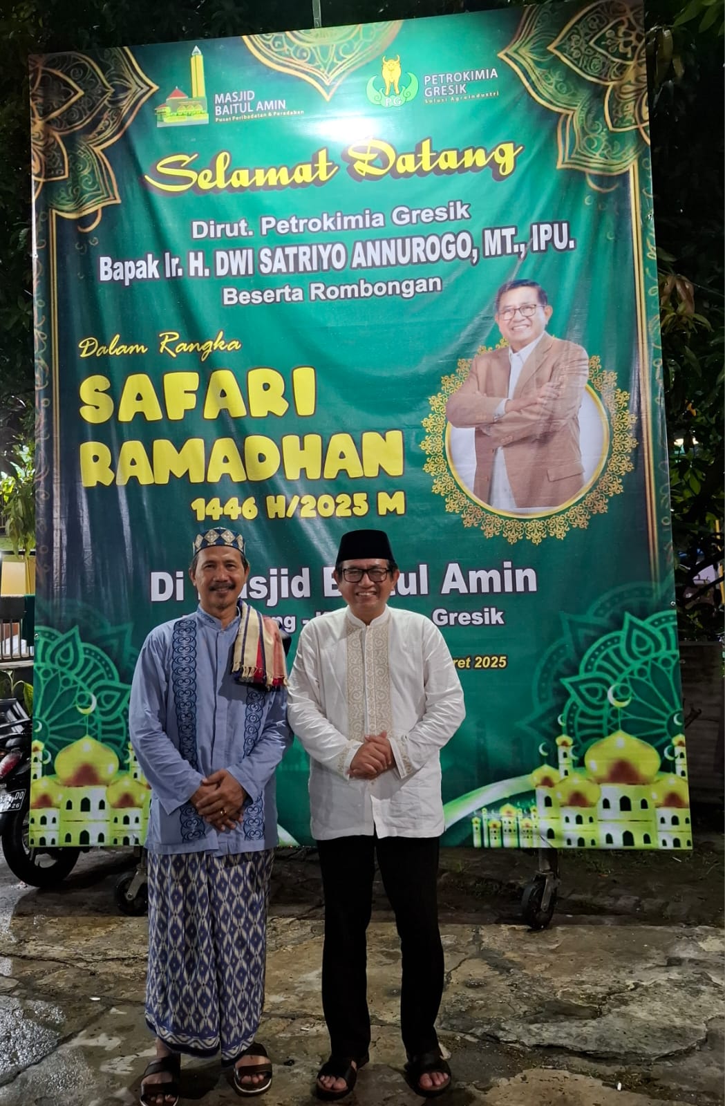 Dirut PT Petrokimia Gresik Dwi Satriyo Annurogo (kanan) bersama salah satu takmir masjid Suswanto