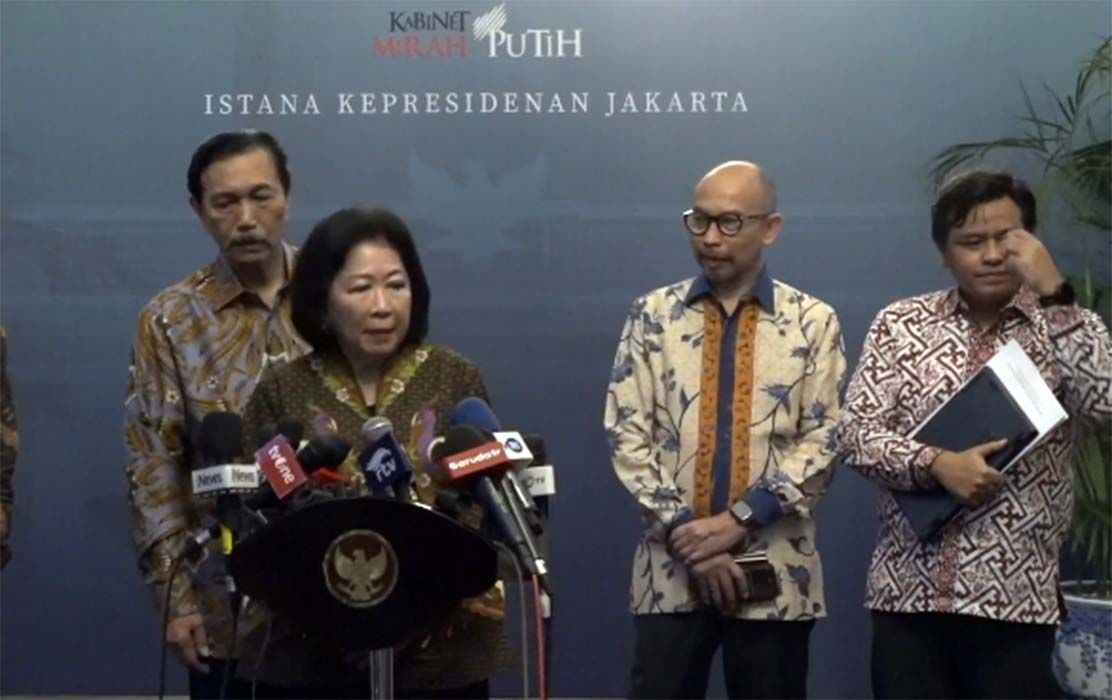 Mari Elka Pangestu (dua kiri) memberi keterangan usai pertemuan DEN dengan Presiden