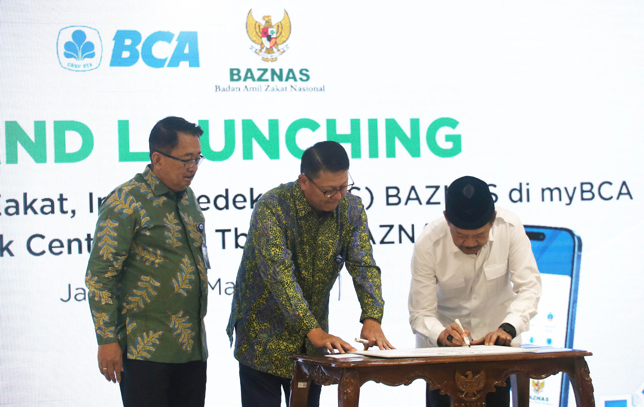 Ketua BAZNAS RI Prof. Dr. KH. Noor Achmad, MA. bersama Direktur BCA John Kosasih dan Direktur BCA Antonius Widodo Mulyono saat penandatanganan Nota Kesepahaman antara Badan Amil Zakat Nasional (BAZNAS) dan PT Bank Central Asia Tbk (BCA) tentang kerja sama penyediaan fasilitas perbankan. Kamis 20 Maret 2025. Foto : Panji Asmoro/TrenAsia