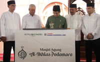 Menteri Agama (Menag) Nasaruddin Umar (tengah) menandatangani prasasti peresmian Masjid Agung Al Ikhlas Podomoro bersama Badan Penghubung Provinsi Jawa Barat Mochammad Imam Yunizhar (kanan), Sekretaris Daerah Kabupaten Bogor Ajat Rochmat Jatnika (kiri), Direktur Utama PT Agung Podomoro Land Tbk (APLN) Bacelius Ruru (kiri kedua), Vice President Director PT Agung Podomoro Land Tbk (APLN) Noer Indradjaja (kanan kedua) di Masjid Agung Al Ikhlas Podomoro dalam kawasan hunian Kota Podomoro Tenjo, Kabupaten Bogor. Foto : Panji Asmoro/TrenAsia