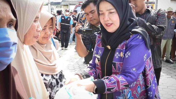 Wali Kota Bandar Lampung Salurkan Bantuan Beras Baznas Jelang Lebaran 2025