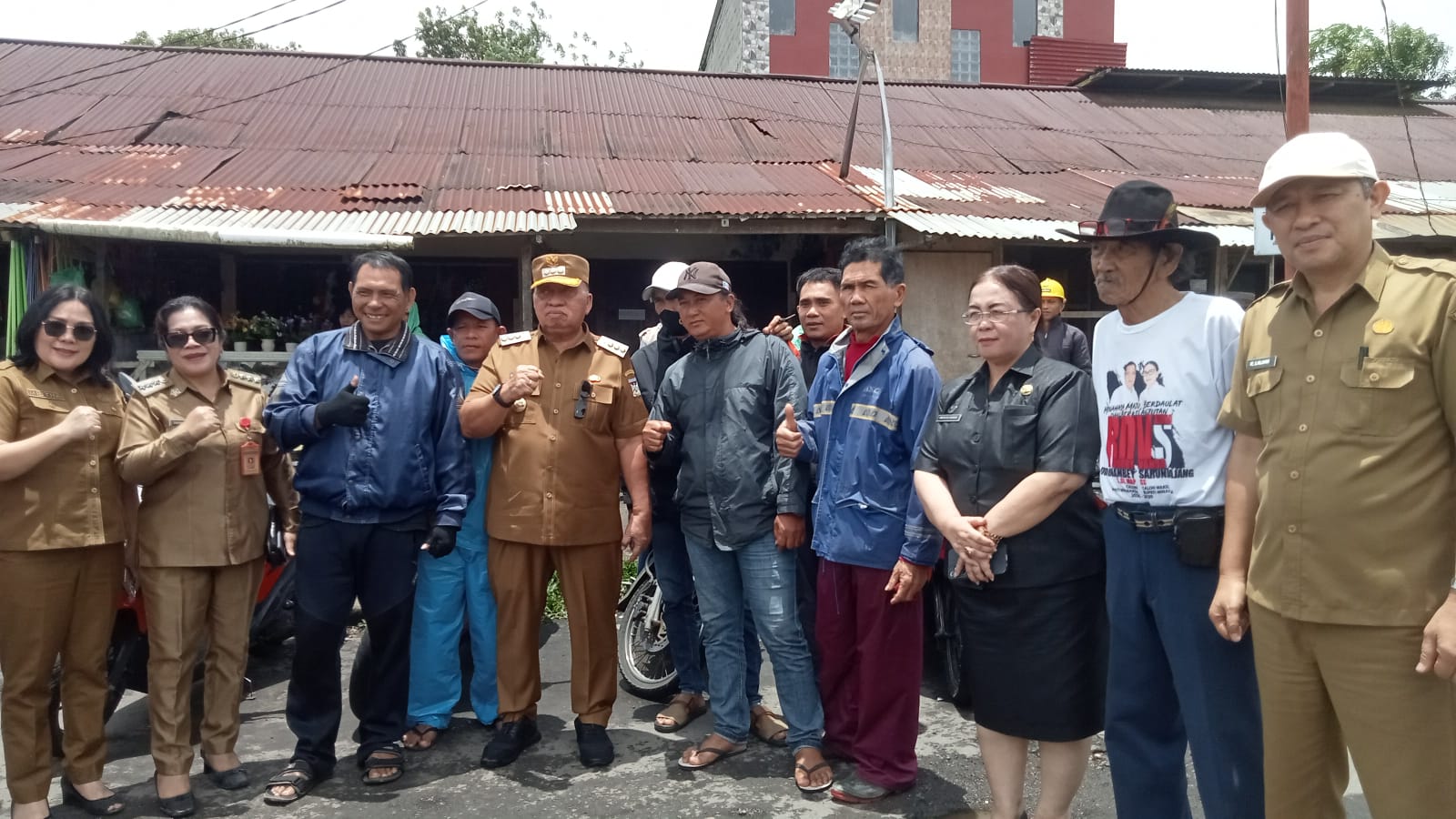 Bupati Minahasa Robby Dondokambey saat melakukan peninjauan di pasar Kawangkoan. (Foto:Istimewa)