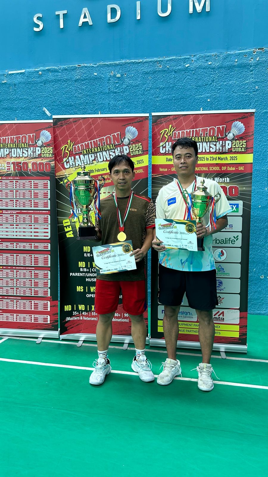 Andi Mawardi (kiri) setelah pertandingan final di Dubai