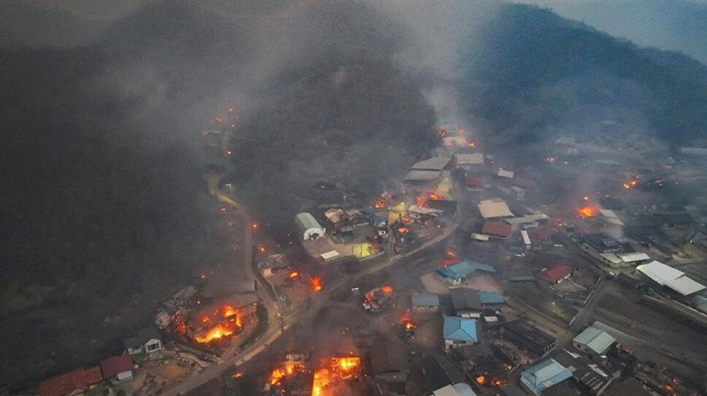 Rumah-rumah terbakar di sebuah desa setelah dilalap kebakaran hutan yang dipicu oleh angin kencang di Uiseong, Korea Selatan, Selasa, 25 Maret 2025..jpg