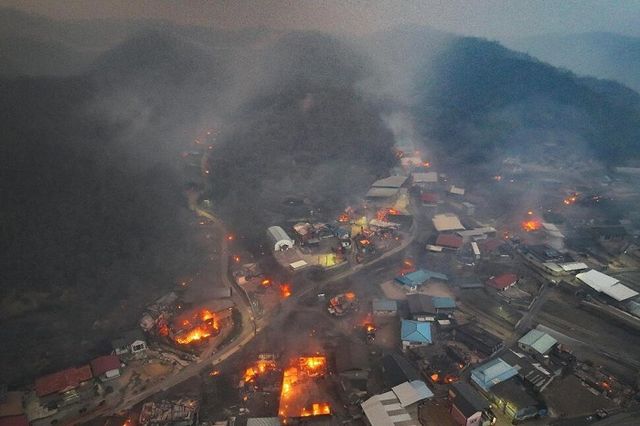 Rumah-rumah terbakar di sebuah desa setelah dilalap kebakaran hutan yang dipicu oleh angin kencang di Uiseong, Korea Selatan, Selasa, 25 Maret 2025..jpg
