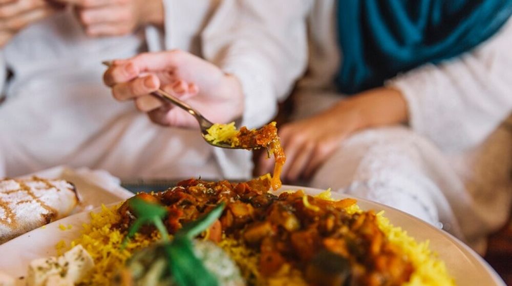 Ilustrasi orang menyantap makanan saat Lebaran.
