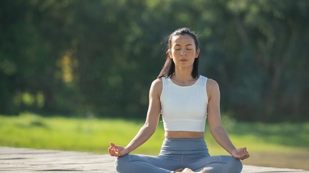 Seorang wanita sedang melakukan meditasi.