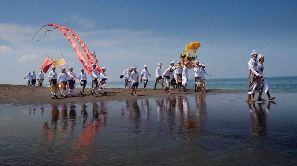 Upacara Melasti di Bali.