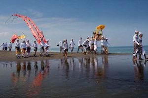 Upacara Melasti di Bali.