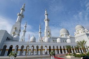 Masjid Raya Sheikh Zayed Solo.
