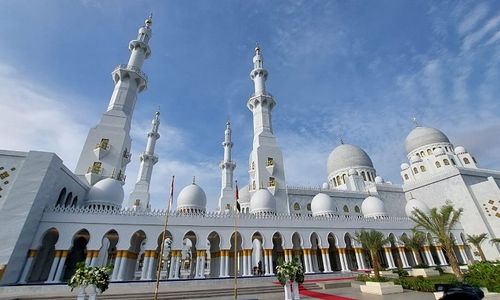 Masjid Raya Sheikh Zayed Solo.