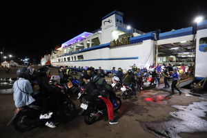 Mudik Pelabuhan Merak - Panji 3.jpg