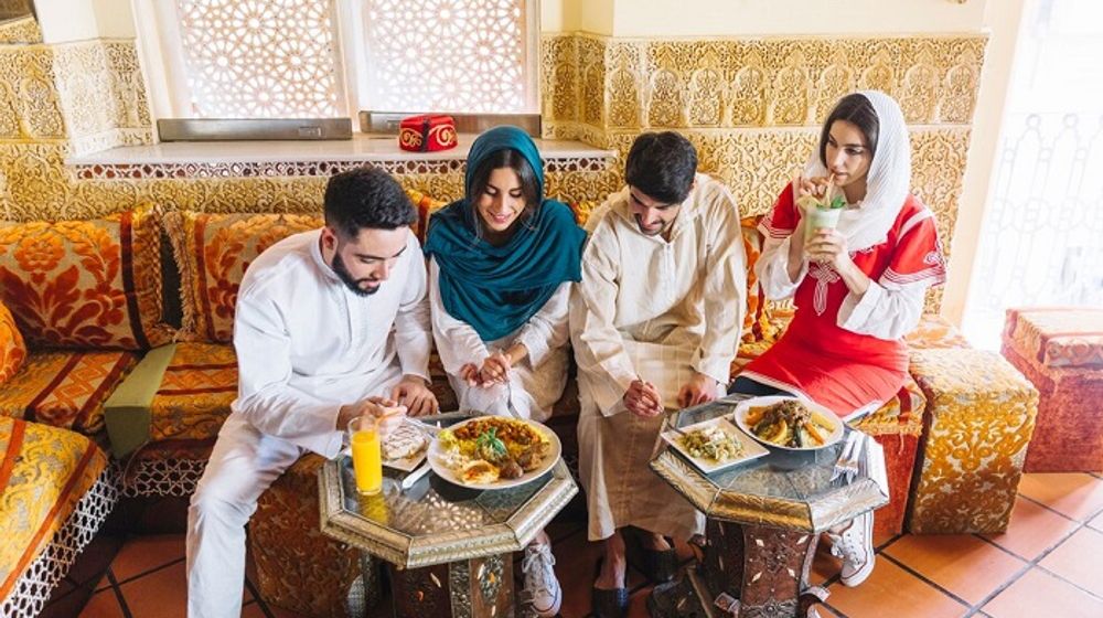 Ilustrasi orang sedang berkumpul makan bersama saat Lebaran atau Idulfitri.