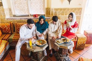 Ilustrasi orang sedang berkumpul makan bersama saat Lebaran atau Idulfitri.