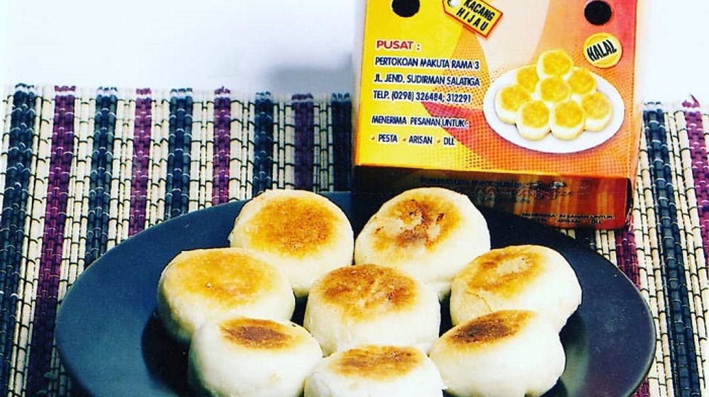 Toko oleh-oleh Oom Tan Salatiga memproduksi bakpia pathok. 