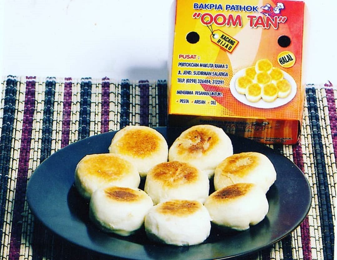 Toko oleh-oleh Oom Tan Salatiga memproduksi bakpia pathok. 