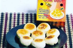 Toko oleh-oleh Oom Tan Salatiga memproduksi bakpia pathok. 