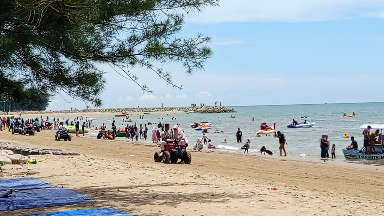 Pantai Manggar Mulai Diserbu Pengunjung
