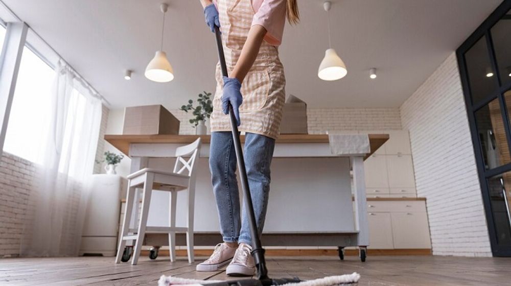 Ilustrasi orang sedang membersihkan rumah.