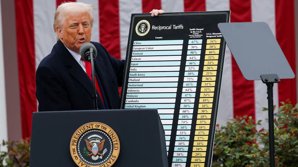 Presiden AS Donald Trump menyampaikan pidato tentang tarif di Rose Garden di Gedung Putih di Washington, DC, AS, 2 April 2025.