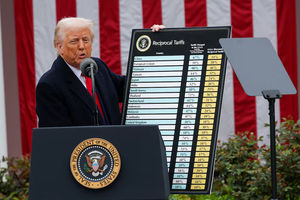 Presiden AS Donald Trump menyampaikan pidato tentang tarif di Rose Garden di Gedung Putih di Washington, DC, AS, 2 April 2025.