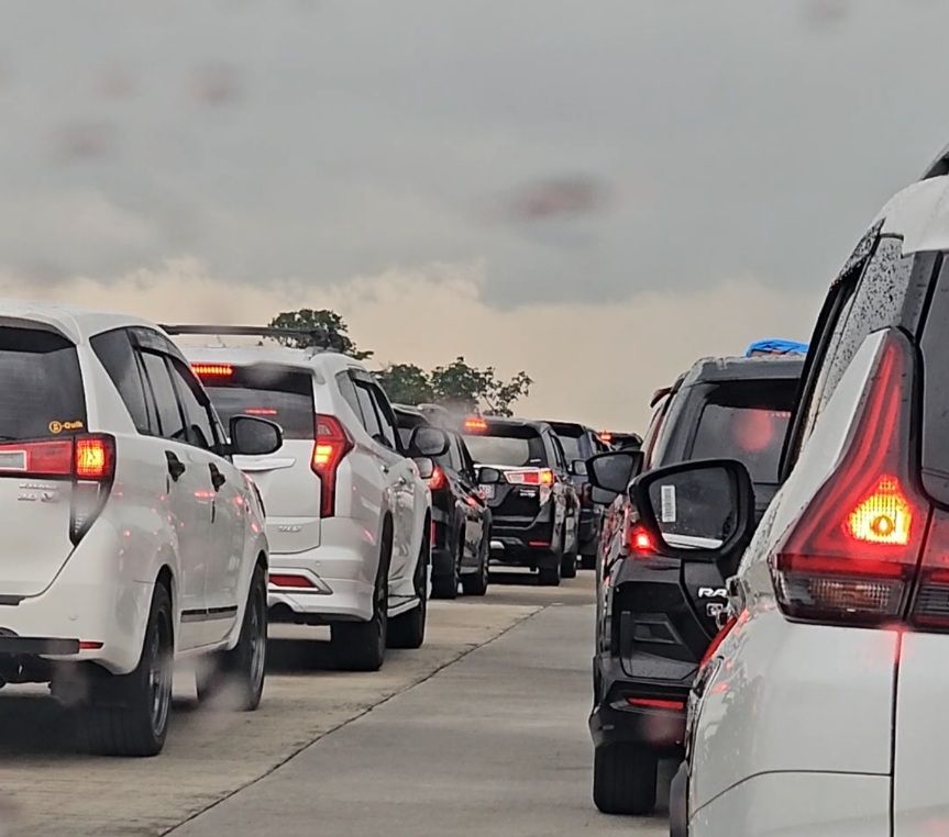 Ilustrasi ribuan kendaraan terjebak kemacetan di jalan tol.