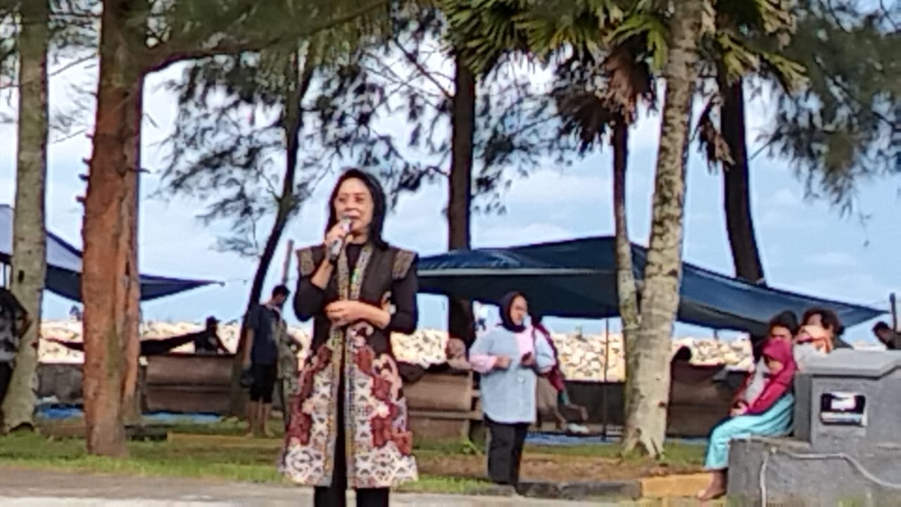 Pengunjung Pantai Manggar Disuguhi Atraksi Pesona Balikpapan