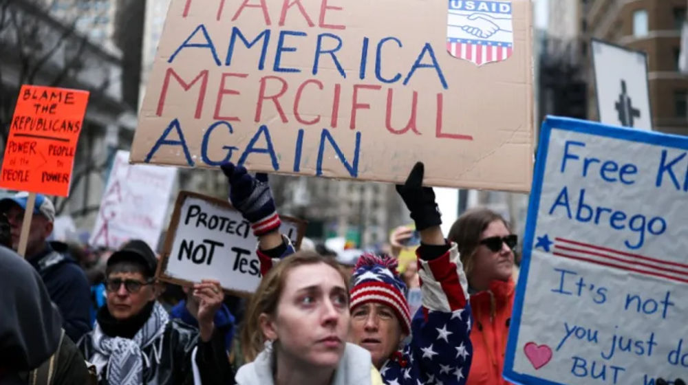 Para demonstran berbaris selama protes “Hands Off!” di seluruh negeri di New York.