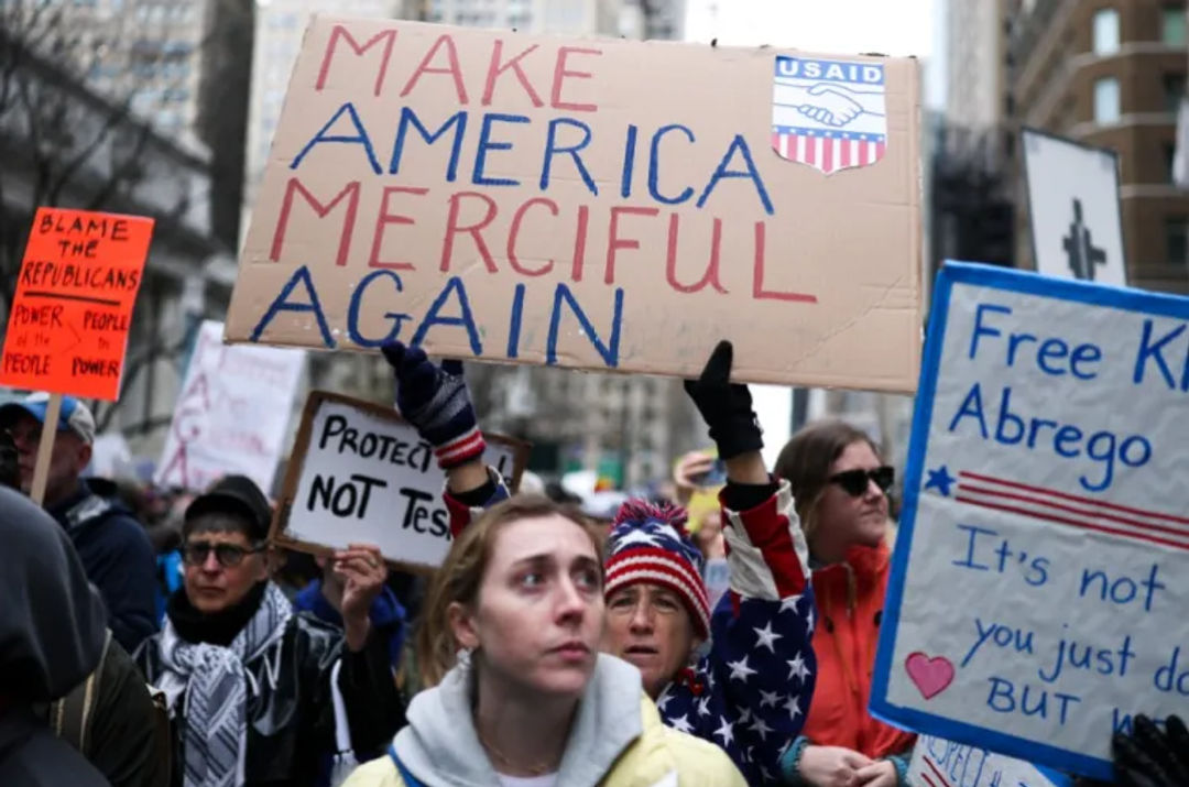 Para demonstran berbaris selama protes “Hands Off!” di seluruh negeri di New York.