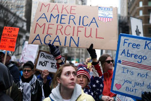 Para demonstran berbaris selama protes “Hands Off!” di seluruh negeri di New York.