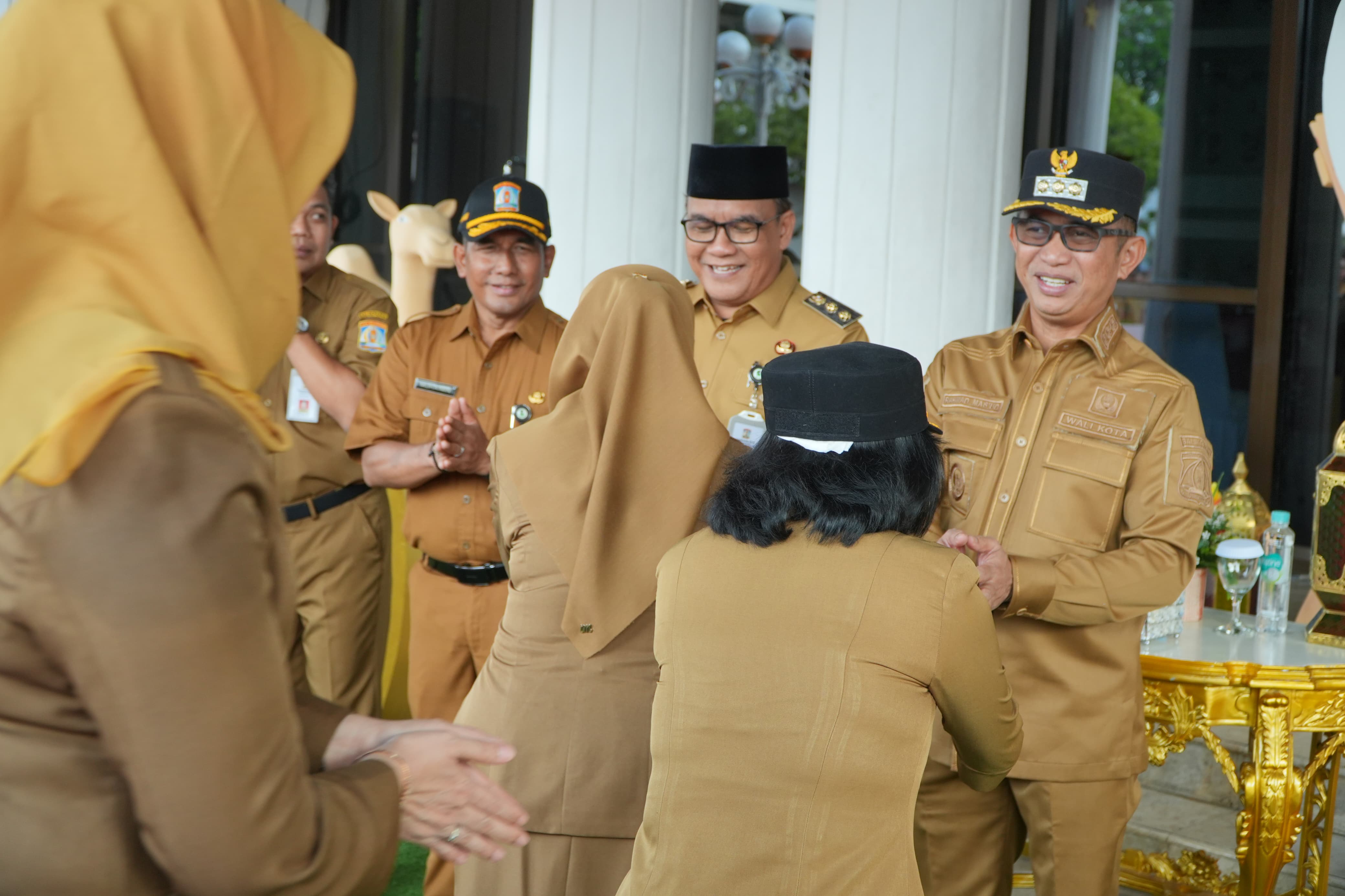Wali Kota Balikpapan Rahmad Mas'ud memimpin Apel Gabungan dan Halalbihalal perdana usai libur Idulfitri 1446 Hijriah yang diikuti seluruh pejabat dan Aparatur Sipil Negara (ASN) di lingkungan Pemkot Balikpapan.