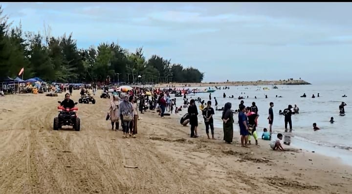 Pantai Segara Sari Manggar atau yang biasa disebut Pantai Manggar masih menjadi daya tarik wisatawan saat libur dan cuti Idulfitri 1446 Hijriah