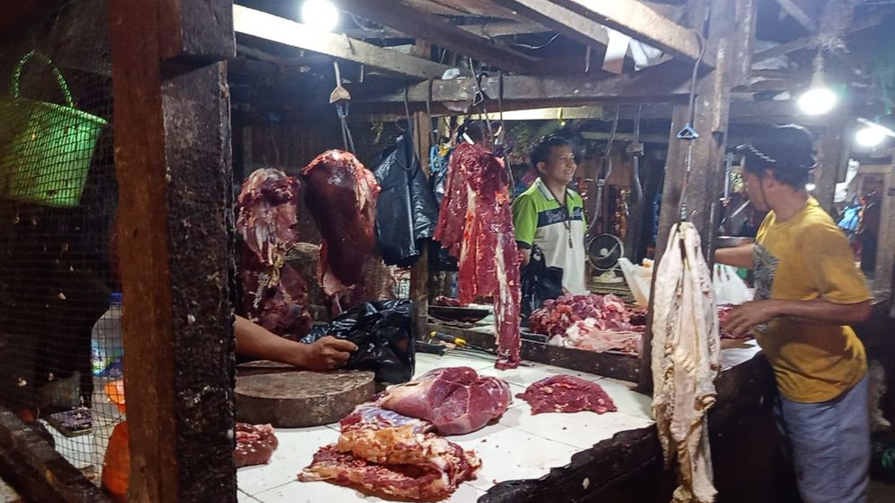 Seorang pembeli sedang memilih daging sapi di Pasar KM 5 Palembang, Rabu (9/4/2025)