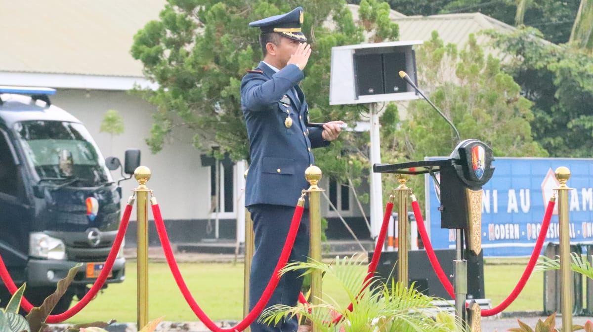 Komandan Lanud Dhomber Balikpapan, Kolonel Penerbang Fata Patria, saat memimpin upacara  Peringatan Hari Ulang Tahun (HUT) ke-79 TNI Angkatan Udara di Pangkalan Udara Dhomber, Balikpapan, Rabu (9/4/2025).