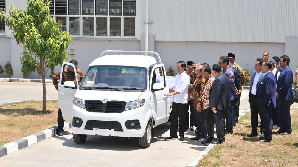 Jokowi melakukan tes drive mobil Esemka, usai peresmian pabrik perusahaan itu di Kab. Boyolali, Jateng, Jumat 6 September 2019.