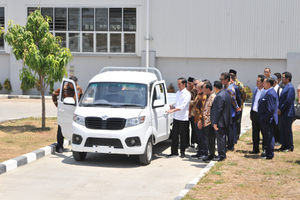 Jokowi melakukan tes drive mobil Esemka, usai peresmian pabrik perusahaan itu di Kab. Boyolali, Jateng, Jumat 6 September 2019.