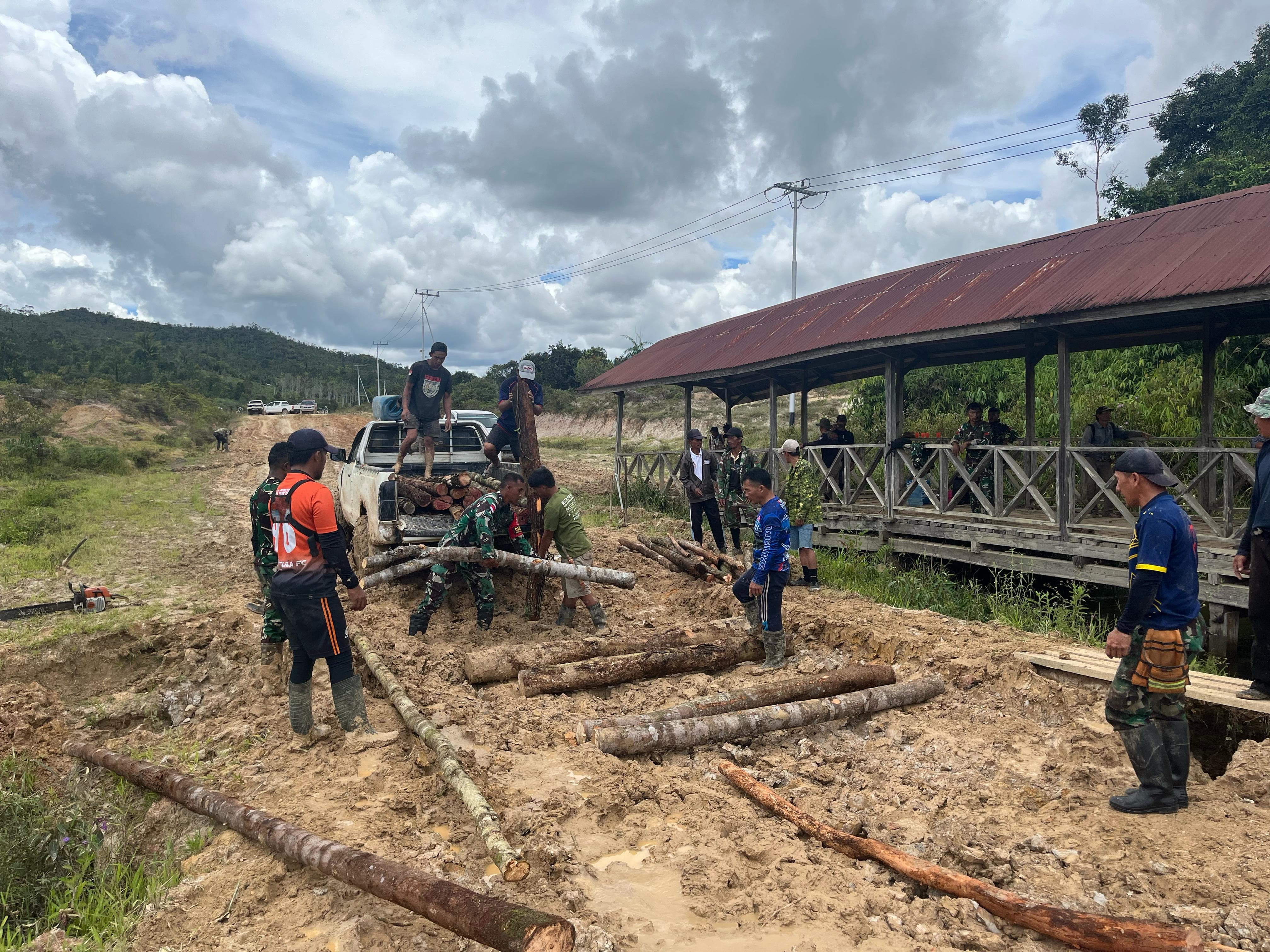 TNI dan Warga Perbatasan Gotong Royong Perbaiki Jembatan Long Ayeh